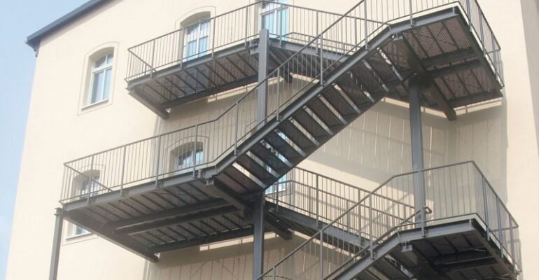 menekulo-es-tuzlepcsok-egyeneskaru-lepcso-ket-oszloppal-az-orsoterben