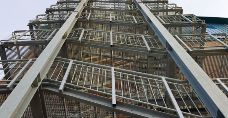 menekulo-es-tuzlepcsok-egyeneskaru-lepcsotorony-negy-oszloppal